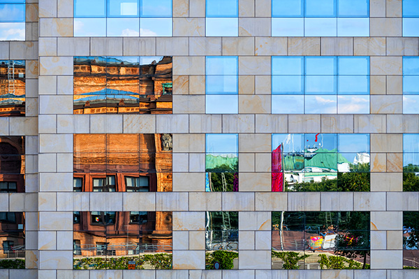 Moderne Glasfassade - Abstraktes Hamburg Wandbild auf Leinwand, Acrylglas oder als Poster