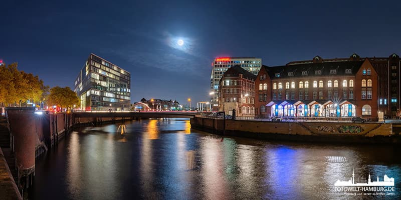 Strahlender Mond - Hamburg Bild auf Leinwand, Acrylglas oder als Poster