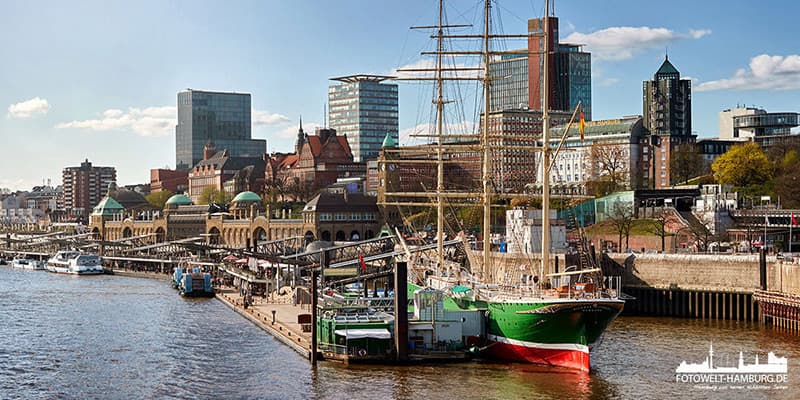 Hamburg - Blick auf die Landungsbrücken - Bild auf Leinwand 