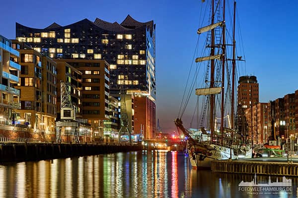 Elbphilharmonie und Sandtorhafen - Bild auf Leinwand - Hamburg Speicherstadt bei Nacht