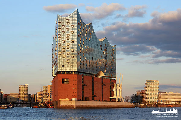 Elbphilharmonie im Abendlicht - Bild auf Leinwand, Acrylglas oder Dibond 