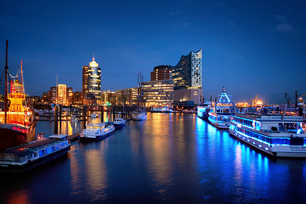 Hamburg Hafencity und Elbphilharmonie Bild auf Leinwand - Blue Skyline