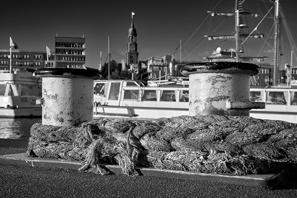 Hafenpoller und Michel in schwarzweiß - Hamburg Bild auf Leinwand, Acrylglas oder als Poster