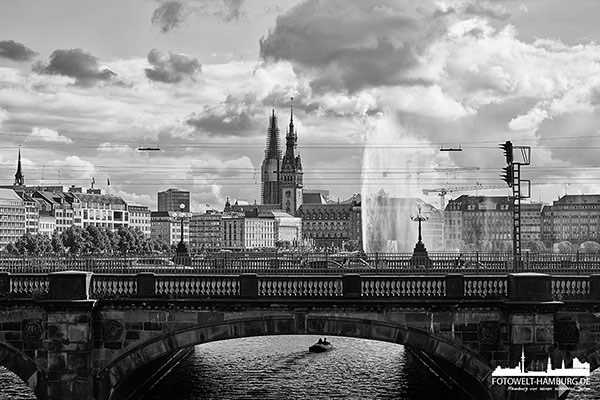 Hamburg in schwarzweiß - Lombardsbrücke und Rathaus - auf Leinwand, Acrylglas, Poster