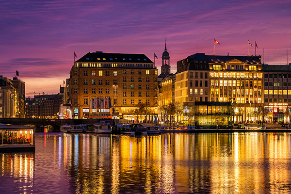 Michel und Alster im Abendrot - Hamburg Bild auf Leinwand oder Acrylglas