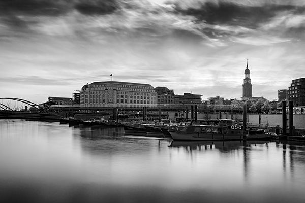 Michel und Binnenhafen in schwarzweiss - Hamburgbild auf Leinwand, Acrylglas oder als Poster