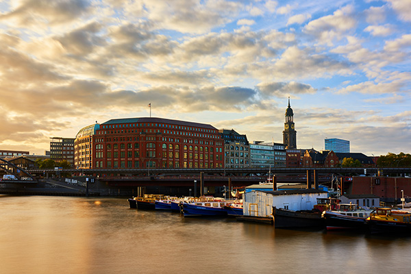 Hamburg Michel und Binnenhafen -  Bild auf Leinwand, Acrylglas, Alu-Dibond