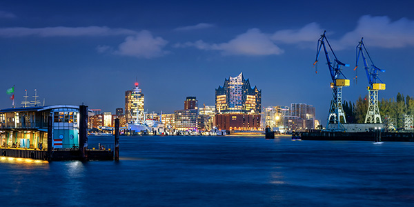 Blaue Stunde im Hafen - Hamburg Bild auf Leinwand, Acrylglas oder als Poster