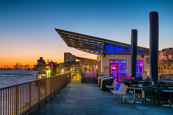 Hamburg Blaue Stunde an den Landungsbrücken - Bild auf Leinwand oder Acrylglas