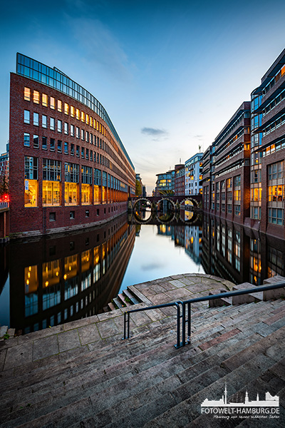 Hamburg Blaue Stunde an der Stadthausbrücke - Bild auf Leinwand oder Acrylglas