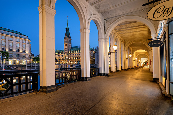 Alsterarkaden und Rathaus - Hamburgbild auf Leinwand, Acrylglas oder als Poster