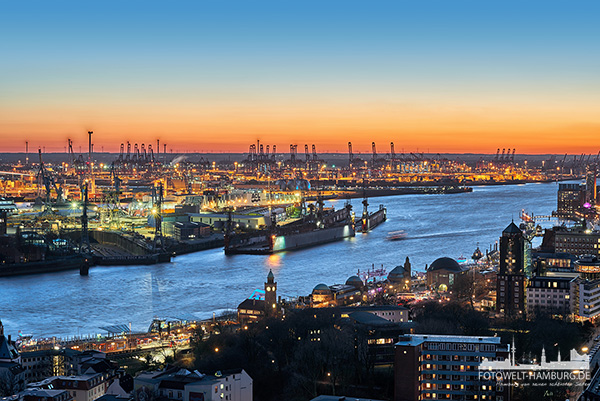 Blick auf den Hamburger Hafen am Abend - Bild auf Leinwand
