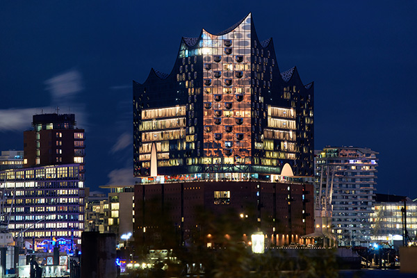 Tausend Lichter - Elbphilharmonie Hamburg bei Nacht - Bild auf Leinwand, Acrylglasbild, Poster, Fotodrucke in Galeriequalität 