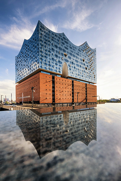 Strahlende Elbphilharmonie II- Hamburgbild auf Leinwand, Acrylglas oder als Poster
