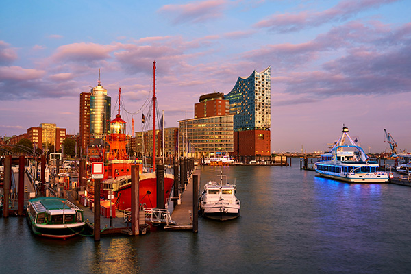 Hamburg Elbphilharmonie im Abendlicht -  Bild auf Leinwand, Acrylglas, Alu-Dibond