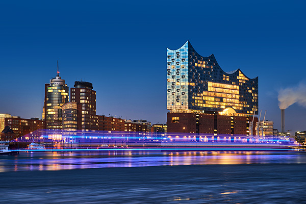 Hamburg Elbphilharmonie und Schiffslichter - Bild auf Leinwand 
