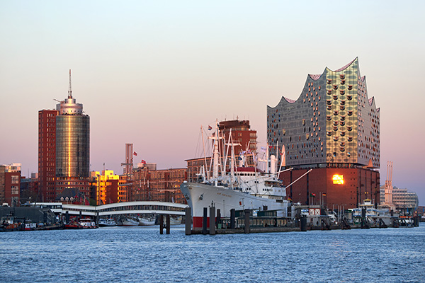 Elbphilharmonie im Abendlicht - Bild auf Leinwand