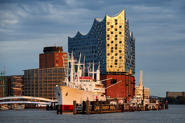 Hamburg Elbphilharmonie und Cap San Diego im Sonnenlicht - Bild auf Leinwand