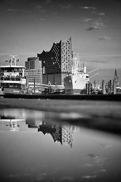 Hamburg Elbphilharmonie und Cap San Diego in schwarzweiß - Bild auf Leinwand