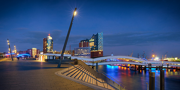 Hamburg Elbphilharmonie und Elbpromenade zur blauen Stunde - Bild auf Leinwand, Acrylglas, Alu-Dibond