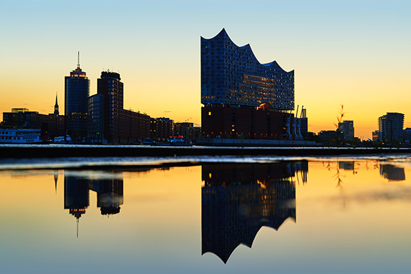 Hamburg Elbphilharmonie Goldener Morgen - Bild auf Leinwand, Acrylglasbild, Poster, Fotodrucke in Galeriequalität 