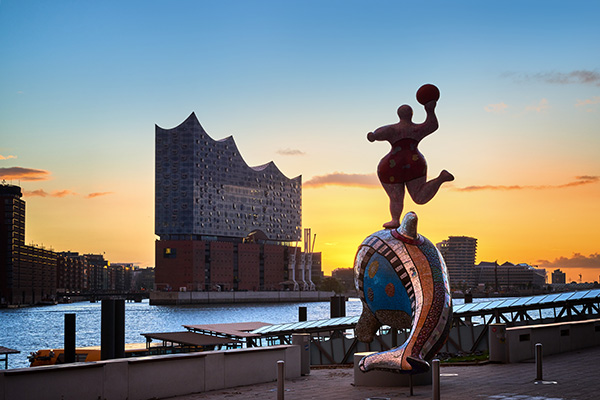 Elbphilharmonie und Nana bei Sonnenaufgang - Bild auf Leinwand, Acrylglasbild, Poster, Fotodrucke in Galeriequalität 