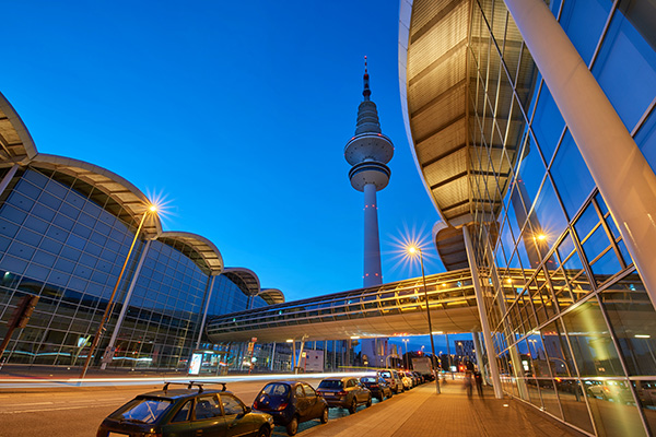Fernsehturm in Hamburg zur blauen Stunde - Bild auf Leinwand, Acrylglasbild, Poster, Fotodrucke in Galeriequalität 