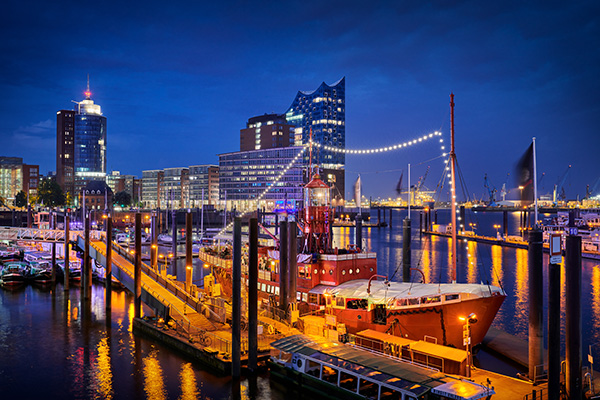 Feuerschiff und Elbphilharmonie zur blauen Stunde - Hamburgbild auf Leinwand, Acrylglas oder als Poster