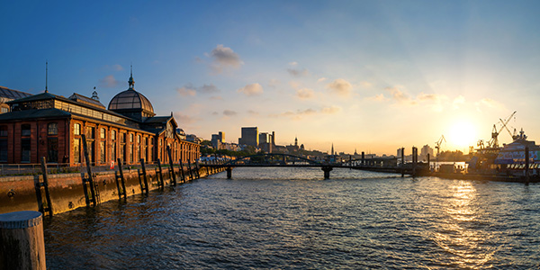 Ein neuer Tag - Hamburg Wandbild auf Leinwand, Acrylglas oder als Poster