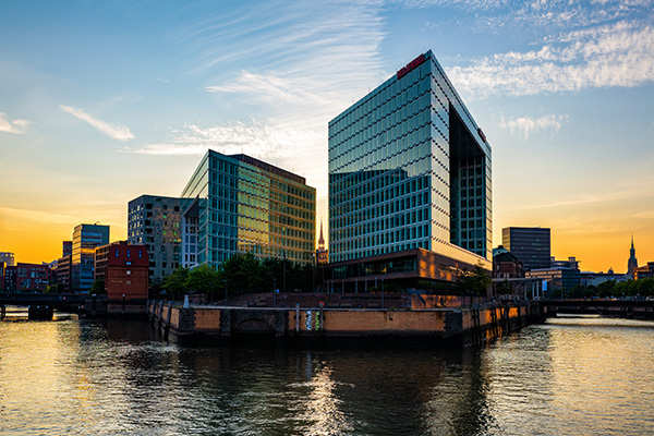 Abend an der Ericusspitze - Wandbild von der Hamburger Hafencity auf Leinwand, Acrylglas oder als Poster