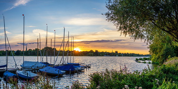 Sommerabend an der Alster - Bild auf Leinwand, Acrylglas oder als Poster