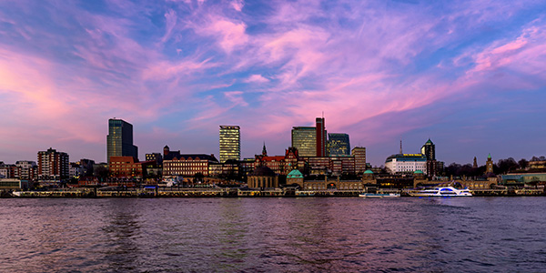 St. Pauli Skyline im Abendrot - Hamburg Wandbild auf Leinwand, Acrylglas oder als Poster