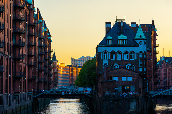 Leuchtender Himmel - Hamburg Speicherstadt Bild auf Leinwand, Acrylglas oder als Poster