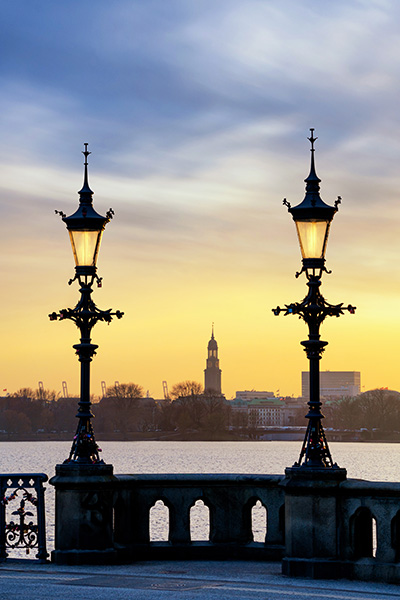 Hamburg am Abend - Wandbild vom Hamburger Hafen auf Leinwand, Acrylglas oder als Poster