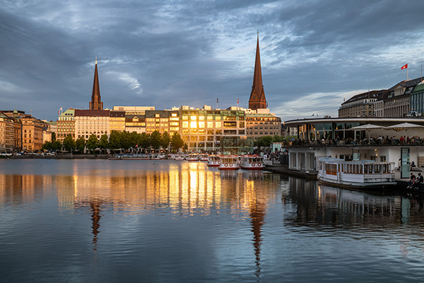 Goldenes Abendlicht - Bild von der Binnenalster Hamburg auf Leinwand, Acrylglas oder als Poster