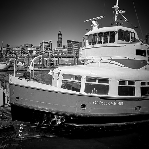Hamburg Eventschiff großer Michel - Bild auf Leinwand 