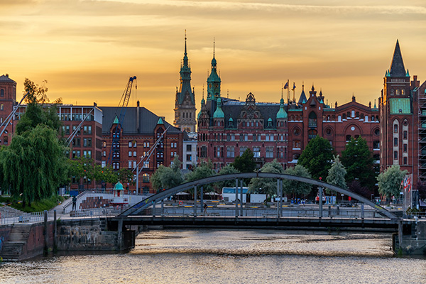 Blick auf die Speicherstadt - Abend in der Hafencity mit Blick auf das Rathaus und die Speicherstadt. Bild auf Leinwand, Acrylglas oder als Poster