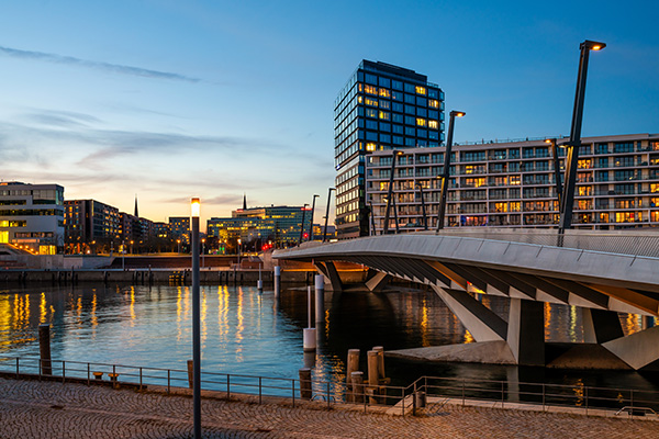Campus Tower - Bild von der Hafencity in Hamburg auf Leinwand, Acrylglas oder als Poster