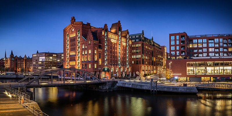 HafenCity Wandbild - Maritimes Museum zur blauen Stunde Bild auf Leinwand, Acrylglas oder als Poster