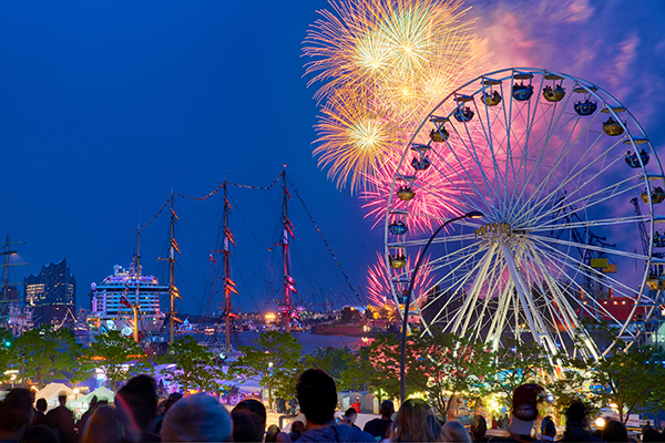 Hamburg Aida Feuerwerk zum Hafengeburtstag 2018 - Bild auf Leinwand 