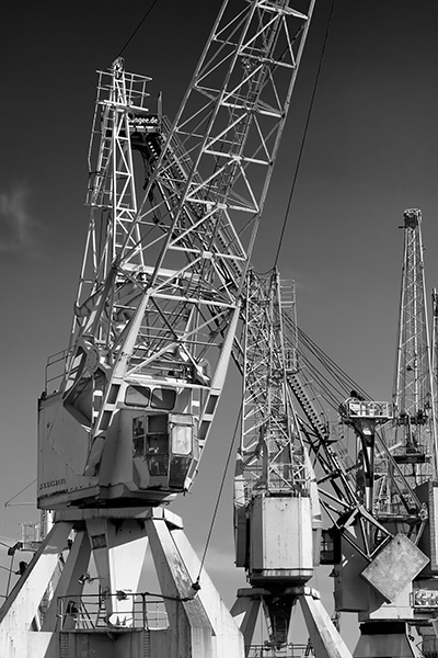 Hamburg Hafenkräne im Museumshafen in schwarzweiss - Bild auf Leinwand, Acrylglas, Alu-Dibond
