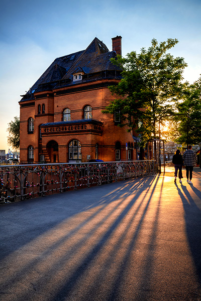 Abend an der Hafenpolizeiwache - Hamburg Wandbild auf Leinwand, Acrylglas oder als Poster
