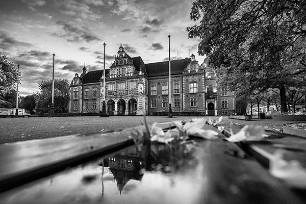 Harburger Rathaus in schwarzweiß - Bild auf Leinwand, Acrylglas oder als Poster