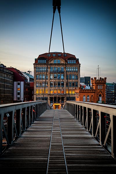 Hamburg City Motiv Hochformat Bild auf Leinwand, Acrylglas oder als Poster