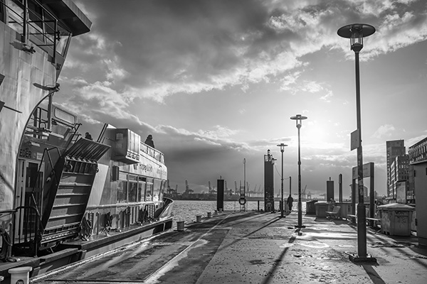 Am Fähranleger Altona - Stilvolle Schwarzweiß-Fotografie aus dem Hamburger Hafen auf Leinwand, Acrylglas, Akustikbild oder als Poster