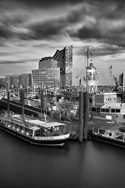 Hamburg Elbphilharmonie und Feuerschiff in schwarzweiß - Bild auf Leinwand