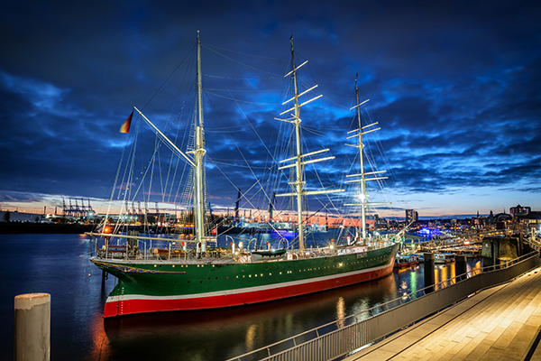 Nachts an der Rickmer Rickmers - Bild von den Landungsbrücken auf Leinwand, Acrylglas oder als Poster