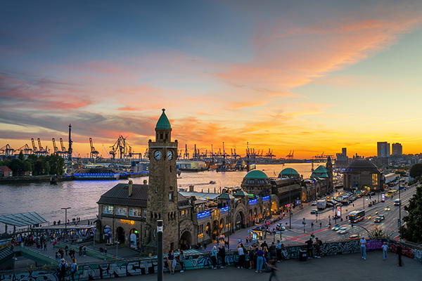 Abendrot an den Landungsbrücken - Hamburger Hafen Bild auf Leinwand, Acrylglas oder als Poster