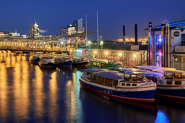 Hamburg Landungsbrücken bei Nacht - Bild auf Leinwand 