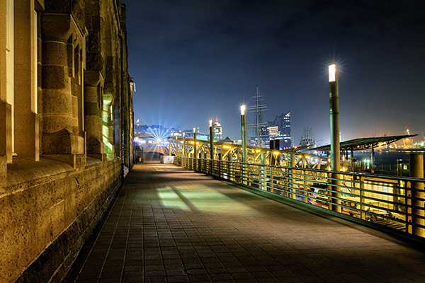 Hamburg Diesige Nacht an den Landungsbrücken - Bild auf Leinwand
